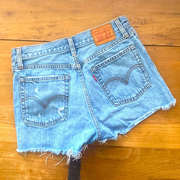 💥Levi’s High-Rise Wedgie Short💥ON SALE - Picture 2 of 3